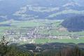 Von hier hat man beste Ausblicke ber das Grbminger Land. Die Rennbahn (rechts) sticht ins Auge. Dass der im oberen Bildbereich gelegene Ennsboden bei Moosheim / Gemeinde Michaelerberg 100 Hhenmeter tiefer als Grbming liegt, lt das Bild kaum erahnen.