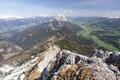 Herrliche Ausblicke in alle Richtungen: Im Osten der Grimming (links das steirische Salzkammergut, rechts das Ennstal) ...