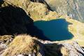 ... auf den mehr als 100 Hhenmeter tiefer liegenden, grn-blau schimmernden Unteren Klaffersee - einen der beiden 