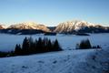 Start beim Michaelerberghaus in knapp ber 1.200 Meter Seehhe. Die Auffahrt von Moosheim gestaltete sich heute weitgehend recht passabel. Bevor es losgeht ein Blick zu den Grbminger Hausbergen Stoderzinken und Kammspitz. Davor die dicke Nebeldecke ber dem Ennstal, die sich heute den ganzen Tag ber nicht lichten sollte.