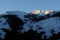 Auf der anderen (westlichen) Seite des Sattentalgrabens das Schigebiet der Galsterbergalm. Rechts der bereits in der Sonne liegende Pleschnitzzinken.