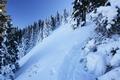 Der letzte Aufschwung wird noch einmal steiler. Im nordseitig bedingten Schatten ist es recht frisch und oberhalb von 1.600 Meter Seehhe gibt es dafr noch herrlichen Pulverschnee.