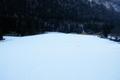 Frhmorgendlicher Start in Tweng im Lungau bei nicht allzu khlen -4 bis -5C. Bereits vom Start weg knnen wir unsere Tourenschi anschnallen. ber eine breite Wiese ...