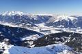Ausblick ber das Grbminger Plateau auf seine Hausberge Stoderzinken und Kammspitz. Links hinten der Dachstein.