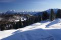 Blick zurck zu den freien Wiesenflchen der Neubergalm. Links dahinter der Grimming und rechts der Kammspitz von dessen anderer Seite ich heute morgen aufgebrochen bin.