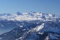 In der Ferne die Gletscher- und Schneelandschaft am Dachsteingebirge zwischen Groen Koppenkarstein (links), Gjaidstein und Hohen Dachstein.