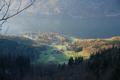 Tiefblick zu den saftig-grnen Wiesen am Grundlsee.