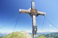 Beim Gipfelkreuz am Schuhflicker (Arlspitze). Ein Wanderer-Paar bricht kurz vor unserer Ankunft auf, so dass wir den Gipfel fr uns alleine haben. Fast ...