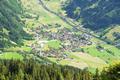 Beim Tiefblick nach Dorfgastein wird uns bewut, welch langer Abstieg jetzt noch auf uns wartet.