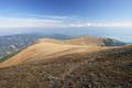 Blick von der Lamprechthhe zum Kumpitzstein (links). Whrend 2 Wanderer vor mir von hier die Route Richtung Sden zur von weitem sichtbaren Hochalm (rechs) und ...