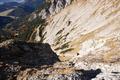 Vorbei an einigen Gedenktafeln an verunglckte Bergsteiger und ber den steil-abschssigen Hngen ...