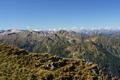 Im Hintergrund sind einige gletscherbedeckte Gipfel der Hohen Tauern zwischen Hochalmspitze und Groglockner erkennbar.