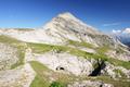 Links die Akarscharte (2.315). Rechts darber die Steirische Kalkspitze.