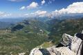 In der Ferne das markante Dreigestirn der hchsten Dachsteingipfel Hoher Dachstein - Mitterspitz - Torstein.