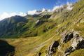 Ein Wanderer kommt gerade von der Hubenbaueralm herauf und steigt an uns vorbei Richtung Westen.
