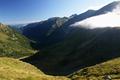 Immer hartnckiger ziehen nun Wolkenschwaden von Sden heran. Das Hubenbauertrl (ganz rechts) verwindet bald hinter der grauen Nebelsuppe). Blick zurck ber unser Anstiegstal ber Vordere und Hintere Striegleralm.