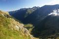Die Hintere Striegleralm (Bildmitte) gelangt allmhlich in die Sonne. Im Hintergrund das Gjoadeck.