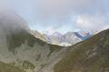 Durchblick Richtung Norden zum wolkenlos scheinenden Dachsteingebirge.