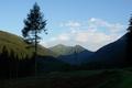 Mein heutiges Wanderziel liegt noch in weiter Ferne. Links der Zinkenkogel, rechts der Purwurzgupf, den ich ber die rechte Seite ersteigen werde.