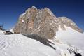 ... die sich vor der Dachstein-Sdwand unter dem Schnee versteckt.