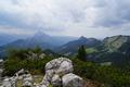 ... und genieen den leider durch einige dunkle Wolken getrbten Ausblick. Links der Grimming.