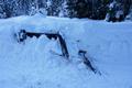 Der erste Wegabschnitt fhrt uns auf der dnnen Schneefahrbahn der gerumten Almstrae entlang.
