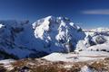 Im Westen in unmittelbarer Nachbarschaft Kraxenkogel und Ennskraxen. Davor der Taleinschnitt in dem die Enns entspringt.