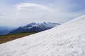 Im Hintergrund die h�chsten Dachsteingipfel. Ein kurzes Schneefeld ...