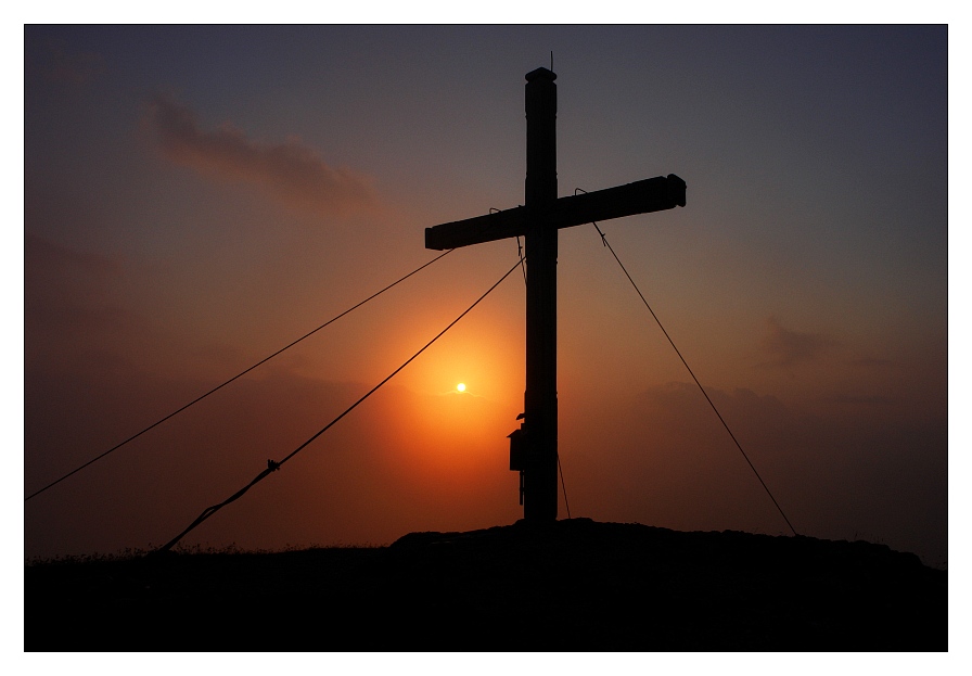 Das Gipfelkreuz am Stoderzinken bei Sonnenaufgang