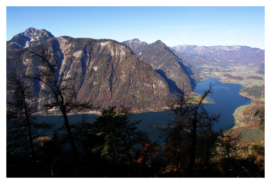 Tiefblick vom Sarstein zum Hallsttter See