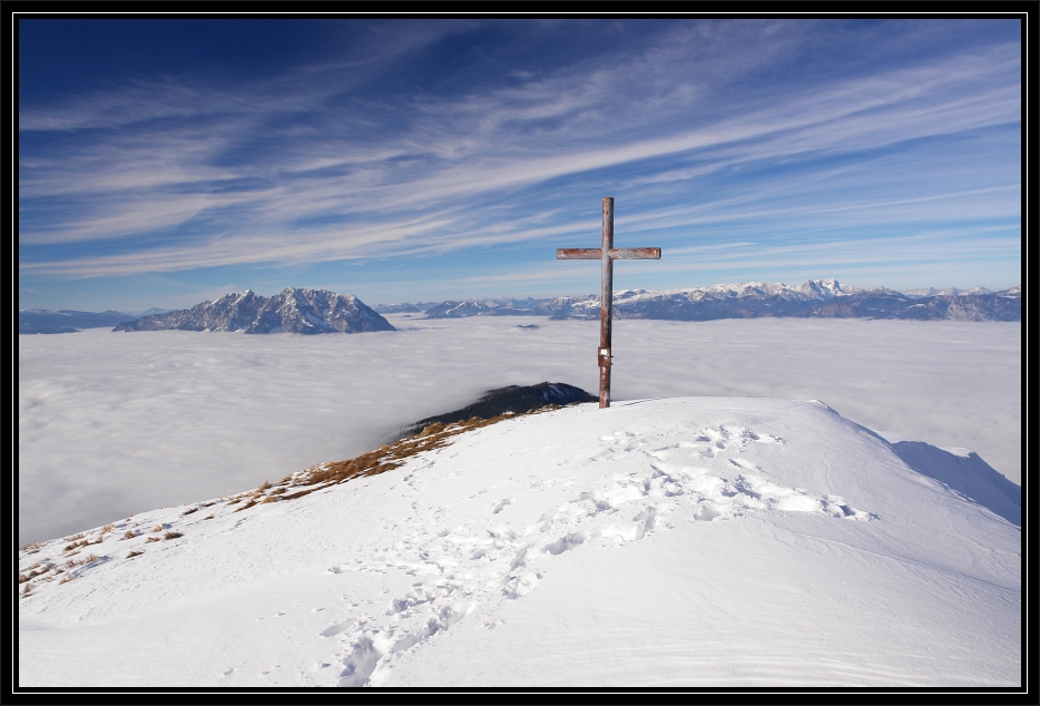 Der Grimming berragt den Nebel im Ennstal und Salzkammergut
