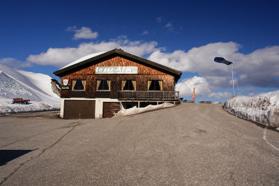 Fahne im Wind beim Bergrestaurant Loser