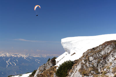 Paragleiter und Schneewechten