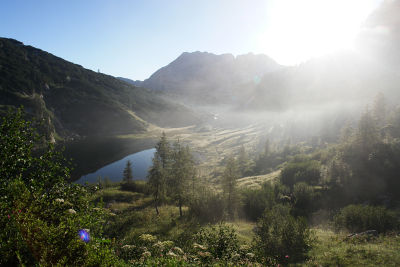 Dünne Nebelschwaden über dem Almkessel mit Elmsee und Pühringerhütte