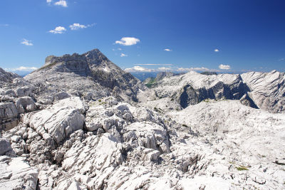 Ausblick zum Rotgschirr und die Almtaler Sonnenuhr. Im Hintergrund der Dachstein.