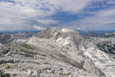 Am Gipfelplateau des Temlberg mit Blick zum Feuertalberg