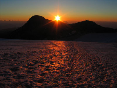 Sonnenaufgang über dem Hohen Gjaidstein am Dachsteingletscher