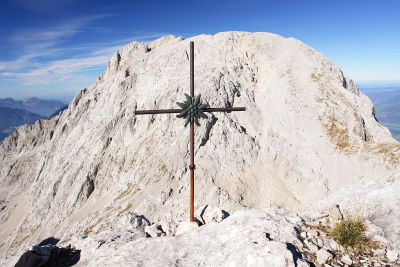 Beim Gipfelkreuz am Großen Archenkopf. Im Hintergrund der Hohe Göll.