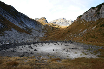 In den Karten ein kleines Seelein - vor Ort eine ausgetrocknete Lacke