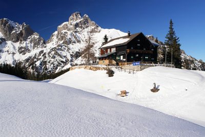 Mödlinger Hütte vor dem Admonter Reichenstein