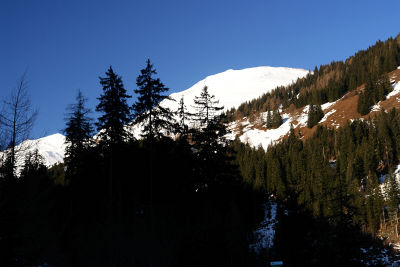 Die weiten Schneeflanken am Frauenkogel. Links der Gamskarkogel.