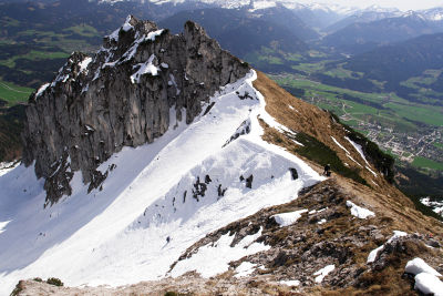 2 Schitourengeher kommen aus dem Karl herauf