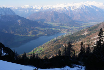 Tiefblick zum Grundlsee - Im Hintergrund der Dachstein