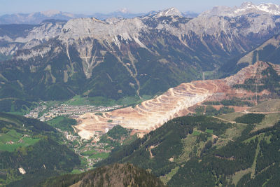 Tiefblick vom Stadelstein zum Erzberg