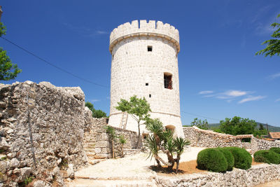 Start bei einem markanten Turm