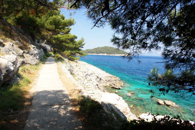 An der Strandpromenade von Veli nach Mali Losinj