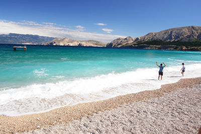 Am herrlichen Feinkiesstrand von Baska