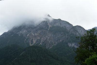 Wolkenverhangen zeigt sich der Stoderzinken am 19.06.2011 um 15:00 Uhr