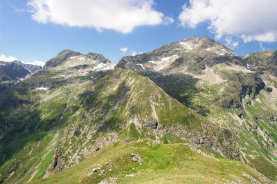 Im Vordergrund der grüne Stierkarkopf mit der Abstiegsflanke (von der Bildmitte herunter) in die Rote Scharte. Links hinten: Hohes Schareck. Rechts hinten: Hochwildstelle und Umlaufer