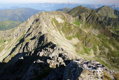 Über den Dreisteckengrat zur Sonntagskarspitze. Rechts Dreistecken und Hochhaide.